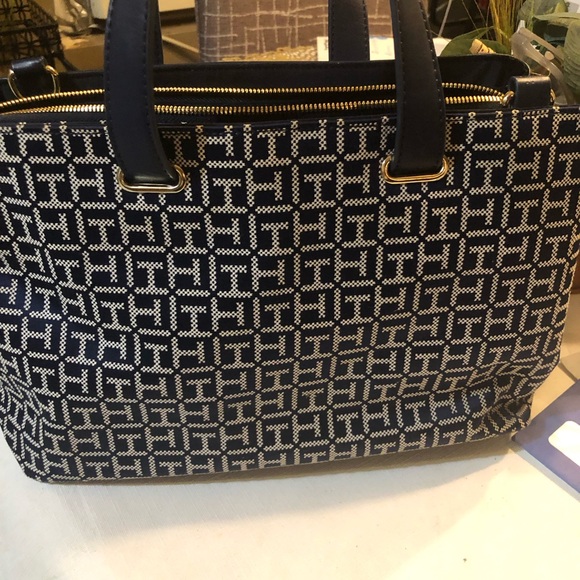 Tommy Hilfiger bag. Navy /white with gold tone and red striped. - Picture 4 of 6